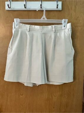 Dress Barn Women's Cream Tailored Shorts Side Zip SZ 14 Waist 30” High Rise EUC